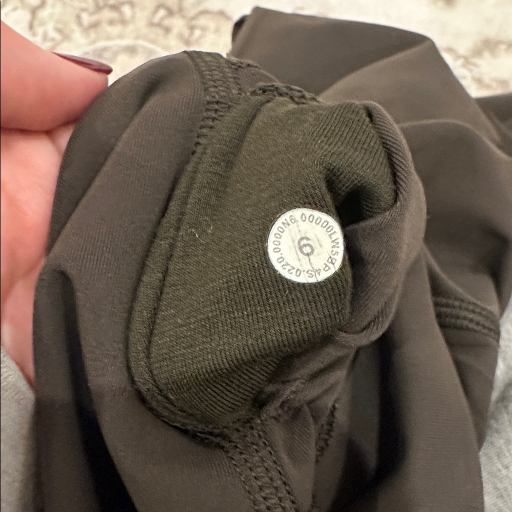Olive green lulu lemon leggings - Picture 4 of 4